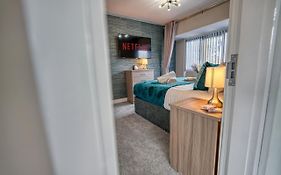 Stylish House - B'Ham Airport And Nec, Jlr Solihull, Business & Leisure Stays - Aspen House